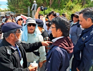 ゲート前の境界をめぐって北部国道事務所の職員に反発する市民＝２０日午後１時すぎ、名護市辺野古のキャンプ・シュワブ第３ゲート前