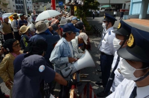 逮捕された市民の釈放を求める市民ら＝３１日午前１０時４０分、名護署