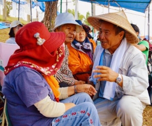 新基地建設に反対する市民らに、療養後に戻ってくると語る山城博治さん（右）＝２０日、名護市辺野古