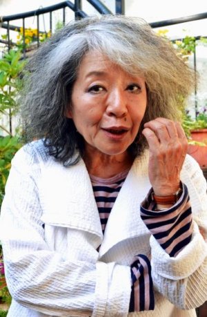 沖縄への思いを詩にした作家の落合恵子さん。「基地をオーガニック野菜の菜園にできないかな」と笑顔で話した（自身が主宰する都内の「クレヨンハウスで）」