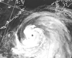 台風９号の衛星写真＝１０日午前６時、気象庁ホームページから