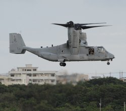 普天間飛行場に着陸するオスプレイ＝２０１５年５月１９日、宜野湾市