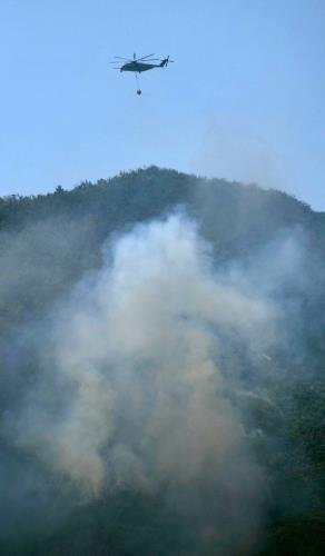 名護市の米軍キャンプ・シュワブ内で発生した山火事の消火に当たる米軍ヘリＣＨ５３＝１３日午後２時２７分ごろ