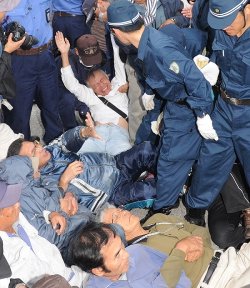 警察官に囲まれ、キャンプ・シュワブゲート前から排除される市民＝１１月４日午前、名護市辺野古（沖縄タイムス撮影）