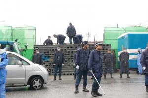 新基地建設に反対する市民らが積んだ約１４００個のブロックを撤去する機動隊＝３０日午前、名護市辺野古
