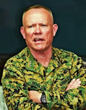 墜落事故の経過を説明し、オスプレイの丈夫さや耐久性を強調するニコルソン四軍調整官=14日、北中城村・キャンプ瑞慶覧