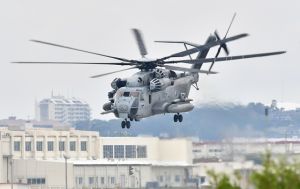 飛行訓練を再開したCH53E大型輸送ヘリ=19日午後0時24分、宜野湾市・米軍普天間飛行場