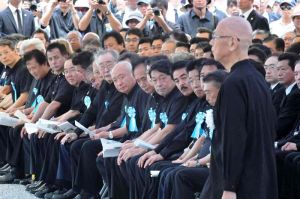 平和宣言に向かう翁長雄志知事(手前右)に視線を向ける政府関係者ら=23日午後、糸満市摩文仁の平和祈念公園(下地広也撮影)