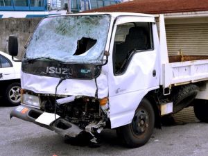 事故で前部分が損傷した、米兵運転の米軍トラック=19日、那覇署