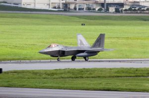 米軍嘉手納基地に着陸するF22最新鋭ステルス戦闘機=8日、午後4時25分ごろ(読者提供)