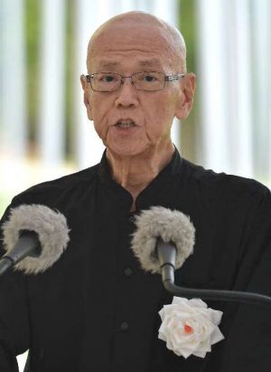 沖縄全戦没者追悼式で平和宣言を読み上げる翁長雄志知事=23日、糸満市の平和祈念公園