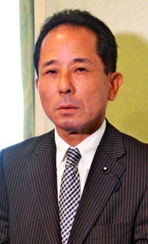 自民党県連の会長としての意気込みなどを語る照屋守之氏=27日、那覇市・ロワジールホテル&スパタワー那覇