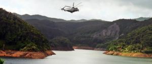 安波ダム上空で旋回する米軍のCH53E大型輸送ヘリ=18日午後4時44分、国頭村(宮城秋乃さん提供)