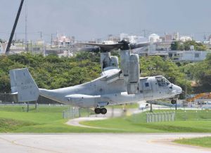 大分空港での緊急着陸後、初めて帰還した米軍の新型輸送機オスプレイ=9日午後1時12分、宜野湾市・米軍普天間飛行場