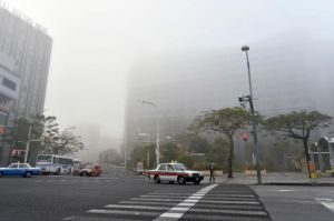 濃い霧が立ち込めた県庁前の交差点=4日午前7時50分すぎ、那覇市久茂地