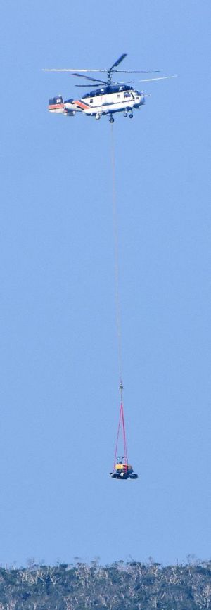 G・H地区に重機を運ぶヘリ=10日午後2時42分、国頭・東村境(阿部岳撮影)