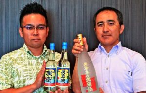 名字ボトルとヴィンテージ2010をPRする島袋専務(右)と金城雅仁係長=18日、沖縄タイムス社