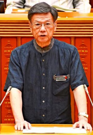 開会した6月定例会で議案を述べる翁長雄志知事=20日午前、県議会
