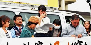 「子どもたちが安心・安全に過ごせる園にしてほしい」と涙ながらに訴える緑ヶ丘保育園の知念有希子父母会副会長(中央)と神谷武宏園長(右)=29日午後、宜野湾市役所前(渡辺奈々撮影)