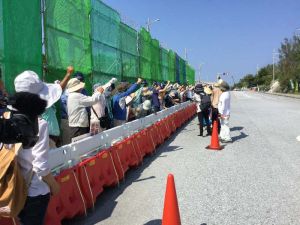 「子どもたちの未来に米軍基地はいらない」と声を上げた市民たち=7日、名護市辺野古の米軍キャンプ・シュワブゲート前