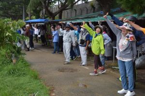 「基地建設は許さないぞ」と抗議する市民ら=16日午前11時52分、名護市辺野古の米軍キャンプ・シュワブゲート前