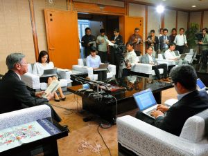 知事就任2年を振り返り、記者の質問に答える翁長雄志知事=28日、県庁