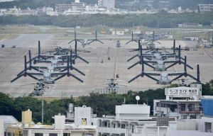 米軍普天間飛行場に駐機するオスプレイやヘリ=10日午後3時25分、宜野湾市
