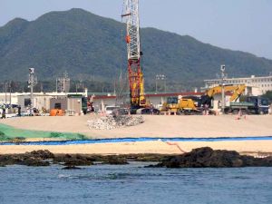 沖縄防衛局は新たに「N3」護岸の建設に着手したと発表。辺野古崎突端付近では、石材が次々と砂浜に投下された=9日午前10時3分、名護市の辺野古崎