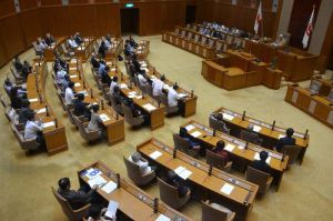 米海兵隊員の飲酒運転死亡事故に対する抗議決議と意見書を全会一致で可決する県議会本会議=28日、県議会