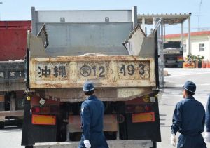 米軍キャンプ・シュワブ内に砕石を搬入するトラック=3日午前9時3分、名護市辺野古