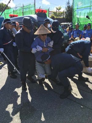 新基地建設に反対する市民を強制排除する機動隊員=29日午前9時前、名護市辺野古の米軍キャンプ・シュワブゲート前