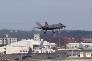 米軍嘉手納基地(資料写真)