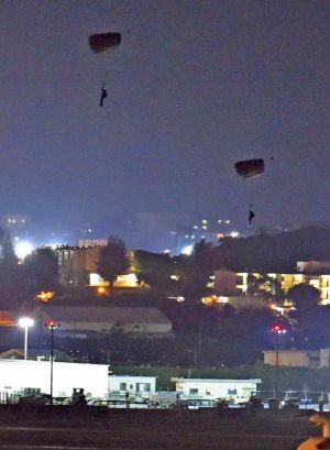 米軍嘉手納基地で夜間にパラシュートで降下する米兵=10日午後8時3分、嘉手納町役場から(金城健太撮影)