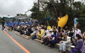 米軍北部訓練場へのヘリパッド建設に反対し座り込む市民ら=5日、東村高江