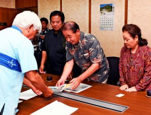 辺野古埋め立て承認撤回を求め吉田勝廣政策調整監(手前)に要請書を手渡す新名善治汀間区長(右から2人目)ら=26日、県庁