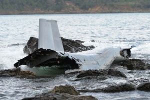 沖縄県名護市の浅瀬で大破した米軍オスプレイ