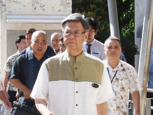 那覇地裁に入る翁長雄志知事(手前)=10日午後