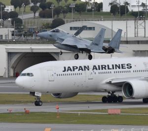 航空自衛隊のF15戦闘機と民間機(那覇空港、資料写真)
