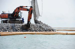 「K3」護岸の建設工事が進められている=19日午前、名護市辺野古
