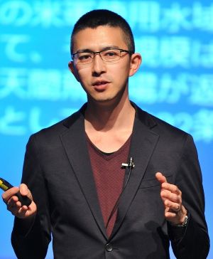 憲法と辺野古訴訟の関連性などについて話す木村草太首都大学東京教授=30日午後、那覇市久茂地・タイムスホール