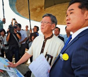 佐喜真淳市長(右)から普天間飛行場の実態を聞き取る翁長雄志知事(同2人目)=22日、宜野湾市・嘉数高台