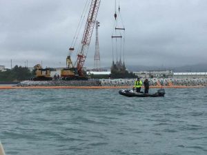 キャンプ・シュワブ沿岸の「K4」護岸建設現場では、海への砕石投下や被覆ブロック設置が進んでいる様子が確認された=8日午前9時ごろ、名護市辺野古