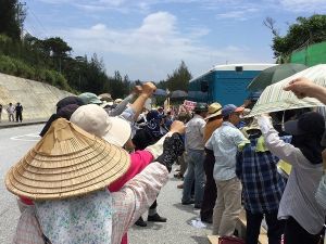 辺野古新基地建設に抗議する市民ら(資料写真)
