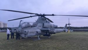 読谷村内の民間地に不時着した米軍普天間飛行場所属のAH1Z攻撃ヘリ。左奥にホテルが見える=8日午後(読者提供)
