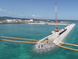 (資料写真)建設作業が進む「K4」護岸=9日、名護市辺野古の米軍キャンプ・シュワブ沿岸