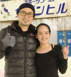 アイスショーに出演する上地悠理花(右)と振付師の宮本賢二さん=南風原町のスポーツワールドサザンヒル(提供)