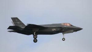 米軍嘉手納基地に着陸するアクセスパネル未装着の最新鋭ステルス戦闘機F35A=30日午前10時半ごろ、北谷町砂辺から撮影(読者提供)
