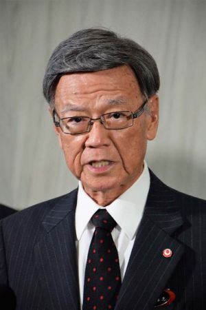 辺野古沿岸のサンゴ特別採捕許可などについて説明する翁長雄志知事=19日夕、県庁