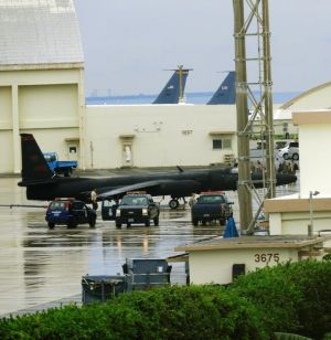 旧海軍駐機場の格納庫に入るU2偵察機=嘉手納基地、31日午後3時12分