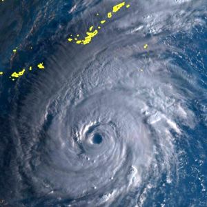 ひまわり8号リアルタイムwebがとらえた26日午前6時50分現在の台風24号。台風の目がくっきりしている。